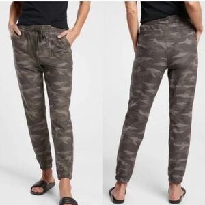 ATHLETA CAMO FARALLON JOGGERS. SZ 20